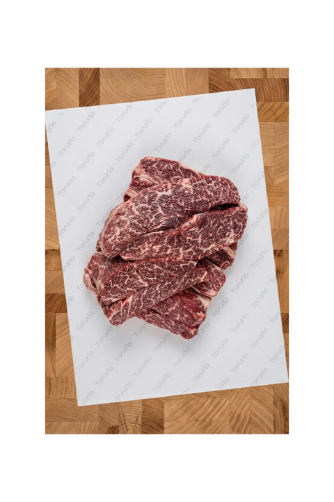 ahşap kesme tahtası üzerinde birkaç parça çıralı güngörmez eti