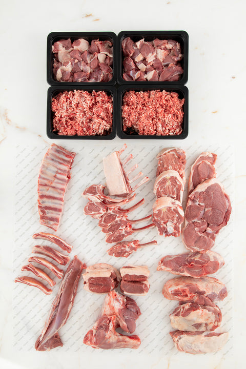 beyaz zemin üzerinde serili; kuzu kuşbaşı, kuzu kıyma, kuzu kaburga, kuzu pirzola, kuzu gerdan, kuzu lokum, kuzu küşleme ve kuzu incik eti